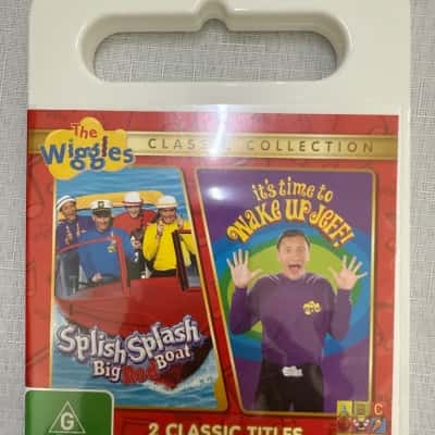 Wiggles double DVD featuring the titles Splish Splash Big Red Boat and It's Time to Wake Up Jeff!It contains 2 classic titles for kids. The total run time is approximately 130 minutes.Very good condition, clean disc(B27)