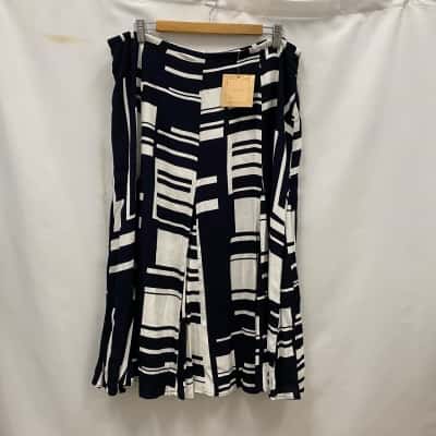 Noni B Women's Flare Skirt Size 16 Black  / White RRP$100