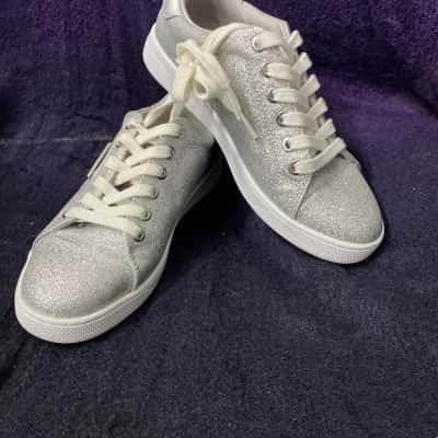 Guess Womens  Size 7 glitter Sneakers Silver 