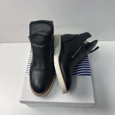 Vybe Womens  Size 38 Black  boots