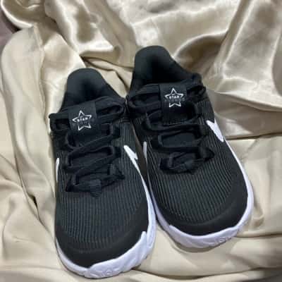 Nike Star Runner 4 Kids  Size 7 Black  