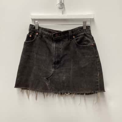Levis Womens  Size 32 Black  skirt raw edge 