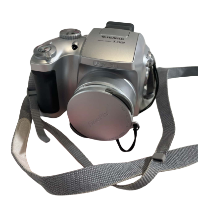 FUJIFILM S3500 Digital Camera. Needs battery.