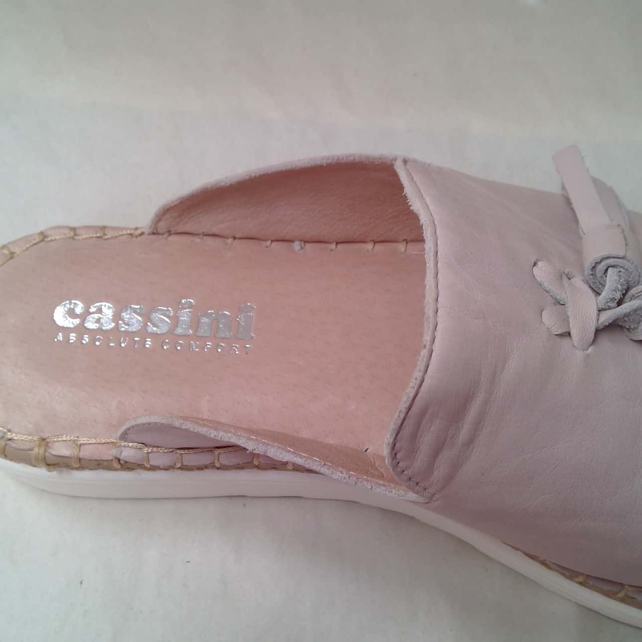 Cassini Women's Mindy Slip On Loafers- Cream/ Navy