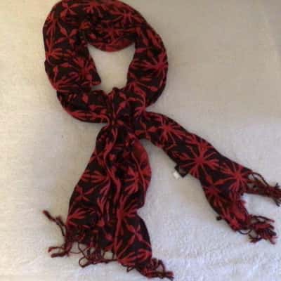 NWOT Womens BLACK & RED SCARF 168 cm x 62 cm ESSENDON 2015 MEMBERS (1035887)