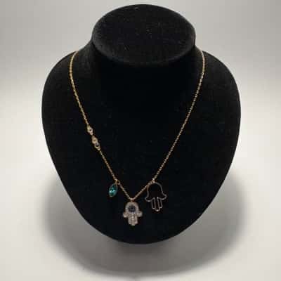 BNIB Gorgeous Swarovski Necklace In Gold Tones with Good Luck Hand Charms