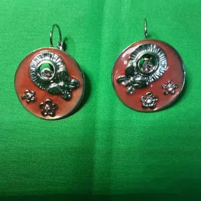 Circular earrings featuring enamelled butterfly motif with pink stone