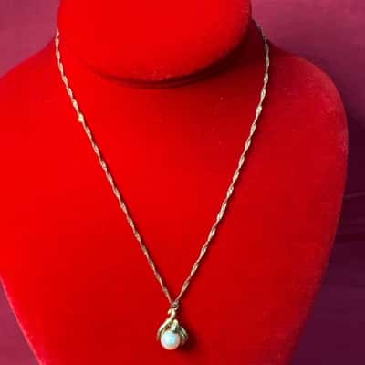  Women's Gold Tone Pendant Necklace featuring a White Pearl & Diamante set on a Twisted Chain