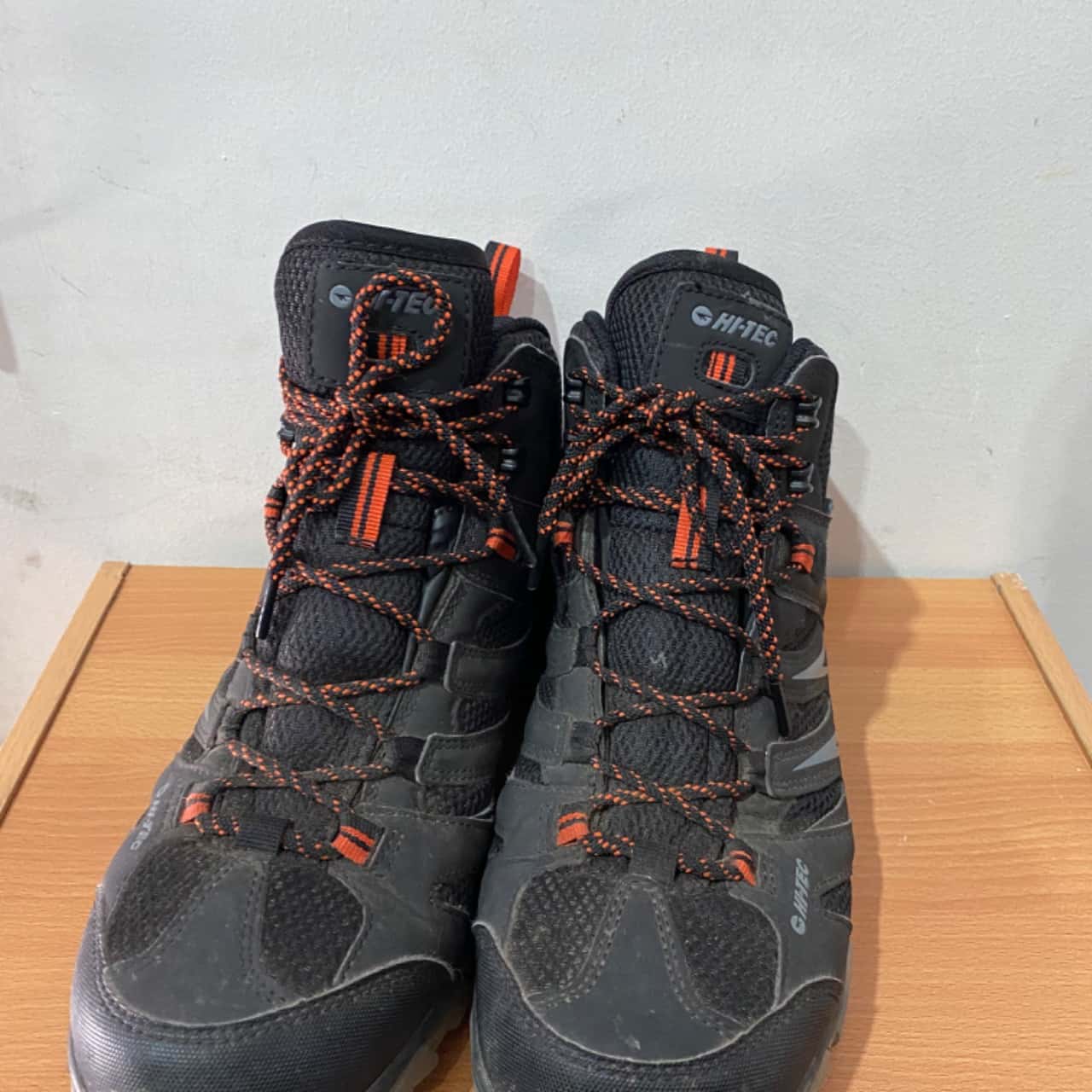 mens hiking boots size 9.5