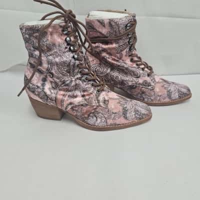 Colorado Womens  Size 7 Black  / Brown / Pink  boots