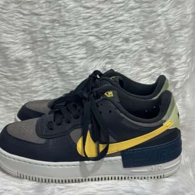  Unisex  Size 8 Black  / Gold sneakers 