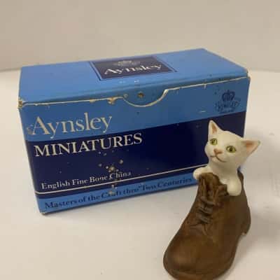 Aynsley England Kitten in boot porcelain figure