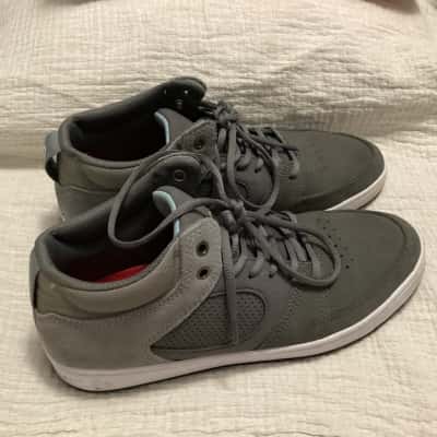 Es Mens  Size 7 Sneakers Grey 
