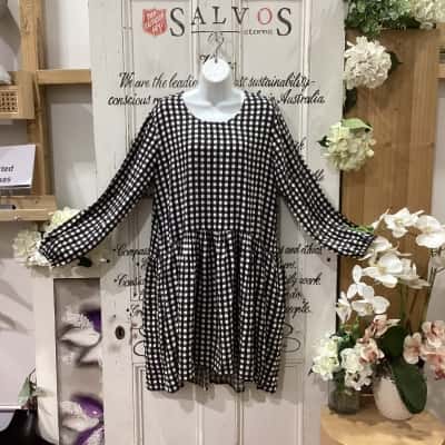 Adrift Brand! THE PERFECT LOOSE FITTING SPRINGTIME BABYDOLL STYLE DRESS! Womens  Size M Babydoll Dress / Midi Dress / Short Sleeve Dress  Black  / Checked / Pattern / White 
