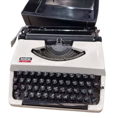 Vintage BROTHER 210C Portable Typewriter in Carry Case 