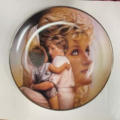 The Franklin Mint - Queen of Compassion plate