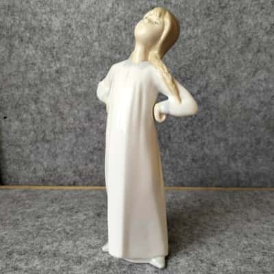 Lladro - Girl Stretching #4872, designed by Fulgencio Garcia issued in 1974 until 1999. 20 cm tall approx. With the box. 