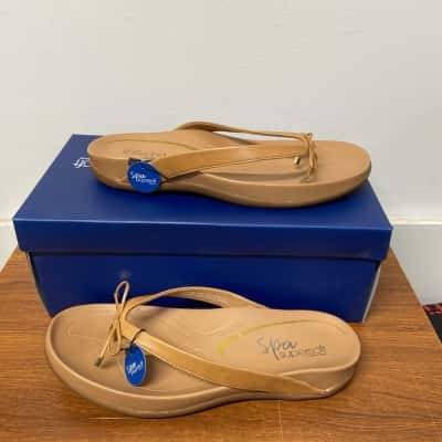 Diana Ferrari Womens  Size 9C “Landry Su” tan thongs 