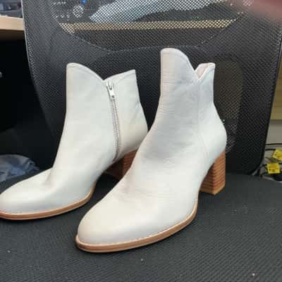 Django & Juliette  Womens  Size 39 Nude Mockas zip up ankle boots
