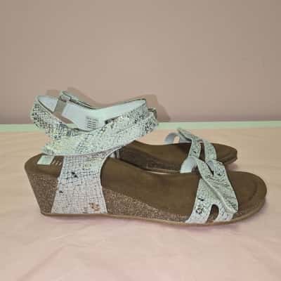  Silver Lining Womens  Size 38 Sandals Gold / Silver 