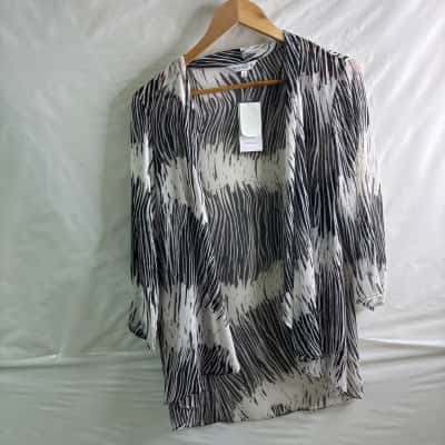 Noni B Womens  Size M Long Sleeve Top Animal print 