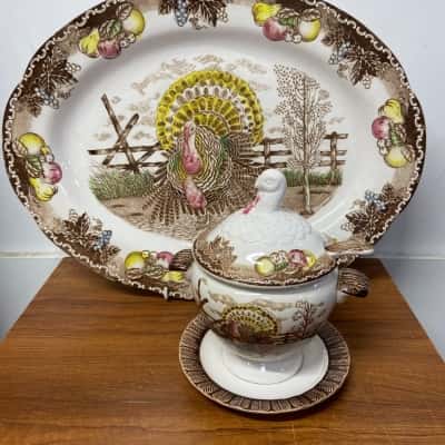 King Tom 46cm platter with matching gravy dish and spoon