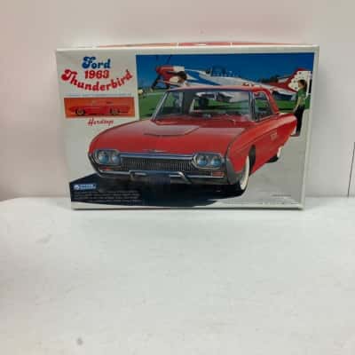 Hardtop Ford 1963 Thunderbird Plastic Scale Model Kit
