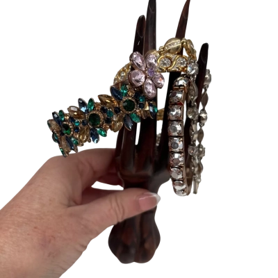 COSTUME  Women’s SPARKLY bundle contains x1 ring & x 5 bracelets 