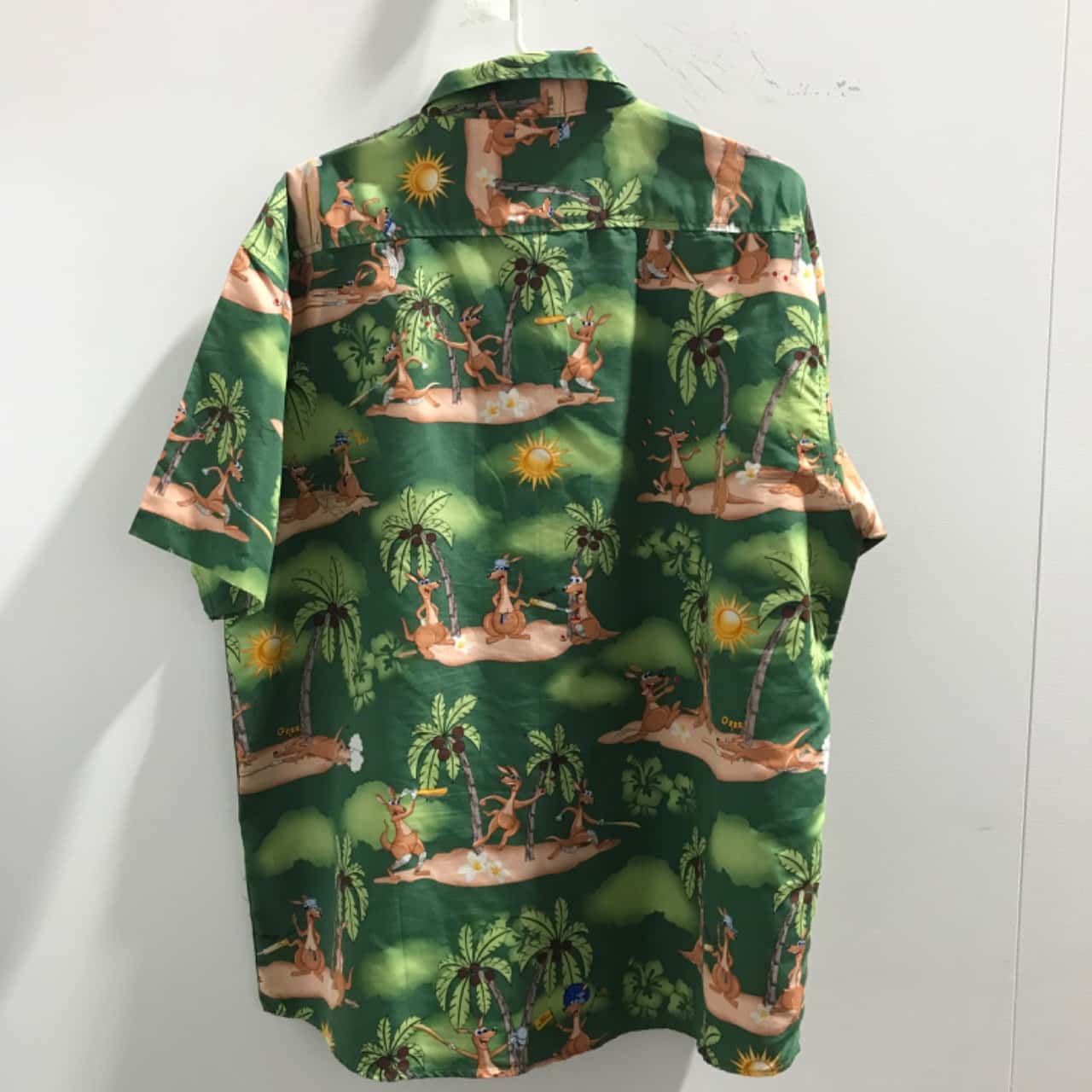 Lowes Aussie Mens Size XXL Short Sleeves shirt. (Kangaroos playing