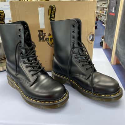 Dr Martens Black boots  Unisex  Size EU 39 M 7 W 8