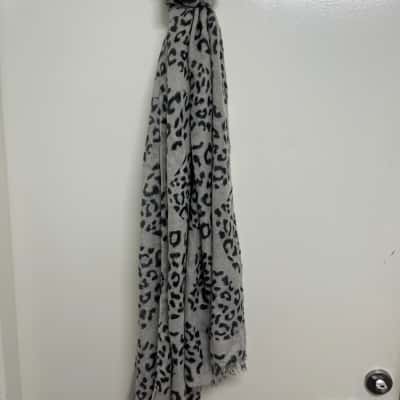 Women's Size One Size Scarf - Leopard Pattern 