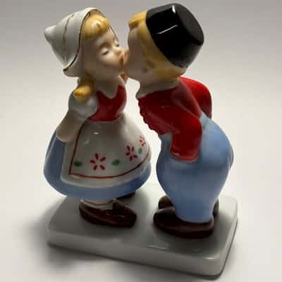 Dutch Boy & Girl Kissing Figurine 
