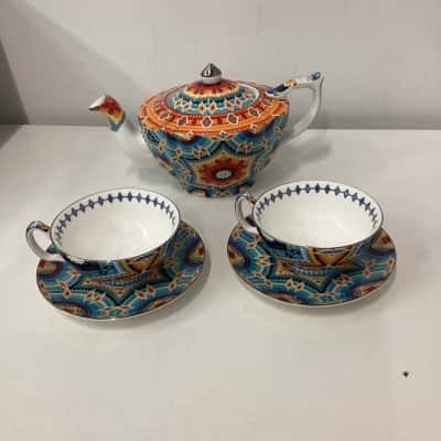 T2 Tea Pot with  2 cups 