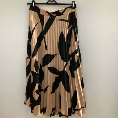 YH & Co Womens  Size 10 / M Pleated Skirt Black  / Gold  RRP $89