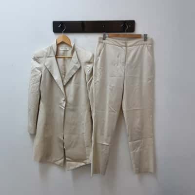  Womens  Size 10 Beige Bianca Spencer Cream Pantsuit Lightweight Single Button Blazer Matching Trouser 