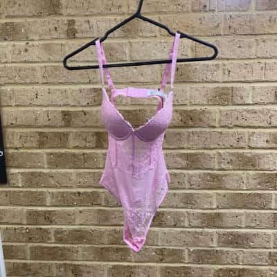 Bras N Things Womens EDWINA BODYSUIT PU L2 PLUNGE DENTELE pink Size 8 b/c