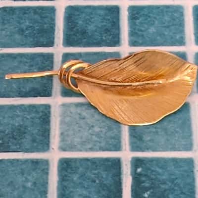 Womens Vintage Textured 2K Gold Leaf Brooch 