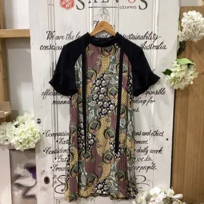Cue Brand! NWOT MOCK COLLAR SHORT SLEEVE MIDI DRESS! MADE IN AUSTRALIA! Womens  Size 10 Floral Dress / Midi Dress / Short Sleeve Dress  Black  / Multicoloured / Pattern 