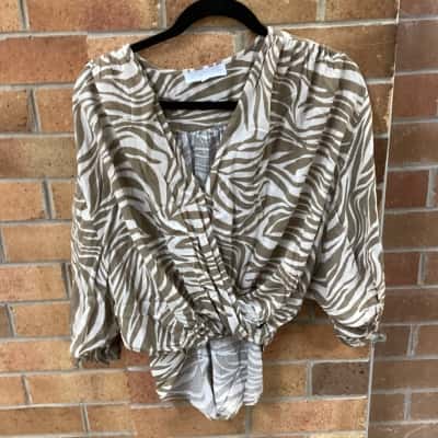 White Closet Womens  Size M / S Short Sleeve Top Pattern 