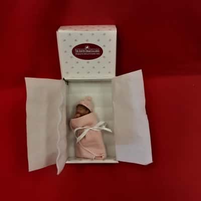 Ashton Drake Hand Full Of Love Baby Miniature With Cirt 