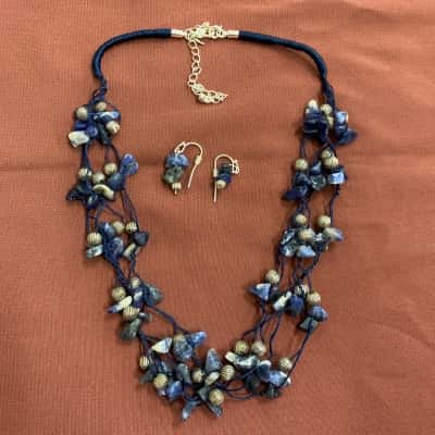 Vintage Avon Fashion Womens lapis lazuli Beaded Necklace / Earrings 