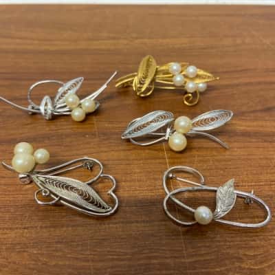 Collection of 5 gold and silver toned filigree brooches