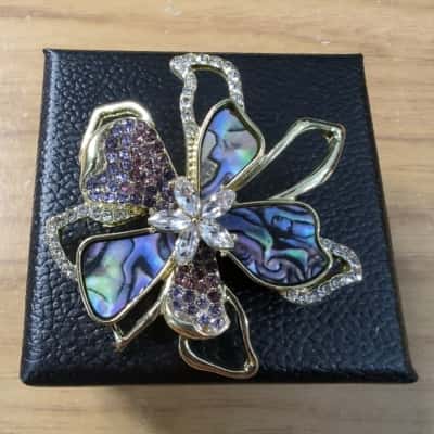  Womens Brooch Gold tone Flower