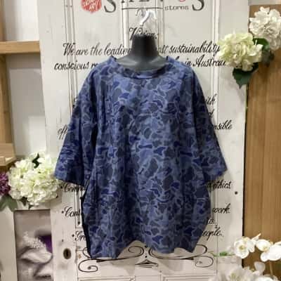 VALE AND WARD BRAND! ARMY FATIGUE PATTERNED 3/4 SLEEVE SHIRT! Womens  Size S 3/4 Sleeve Shirt / 3/4 Sleeve Top / Short Sleeve Top Black  / Blue / Pattern 