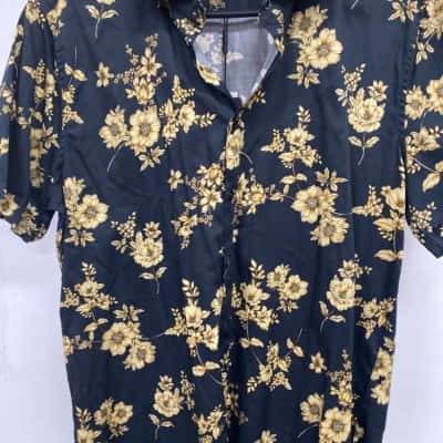 Politix Mens  Size M Short Sleeve Shirt Black  / Floral 
