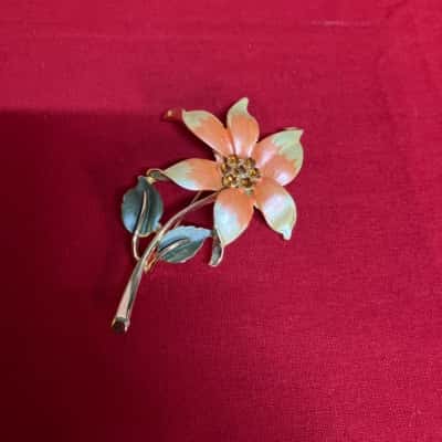 Women’s Vintage-Style Flower Brooch – Gold Tone with Enamel and Orange Gemstones