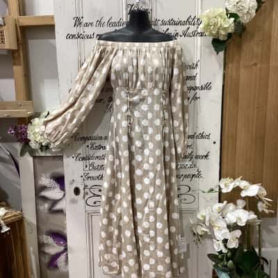 The Fated Brand! POLKADOT PATTERNED OFF THE SHOULDER MAXI DRESS! NWOT Womens  Size 10 Long Sleeve Dress / Maxi Dress / Off The Shoulder Dress Beige / Pattern / Polka Dot / White 