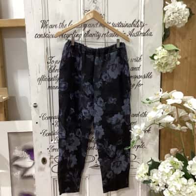 WEDNESDAY LULU BRAND! Womens  Size M / S Straight Leg Pants Black  / Blue / Floral! STUNNING FLORAL 100% LINEN PANTS! LIGHTWEIGHT AND HAVE FUNCTIONAL POCKETS! GREAT FOR DRESSING UP OR DOWN!