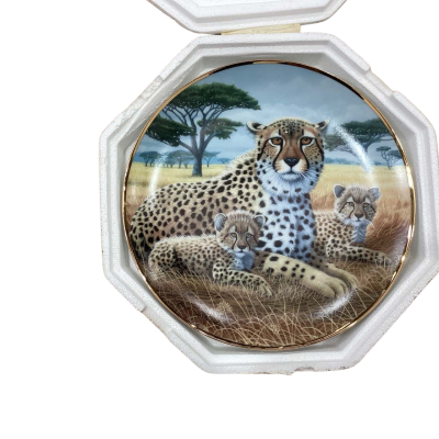 Franklin Mint - Cheetah and Cubs Decorative Plate By Micheal Matherly 