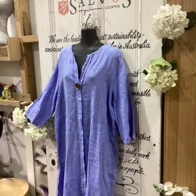 BOTTEGA MODA BRAND! NWOT! HANDCRAFTED IN ITALY! LARGE BUTTON ACCENT DETAILING! 100% LINEN! Womens  Size 10 Midi Dress / Short Sleeve Dress  Blue 